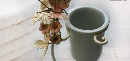 Accessori per il bagno, collezione Piccole Farfalle. Ferro battuto e decorato a mano.